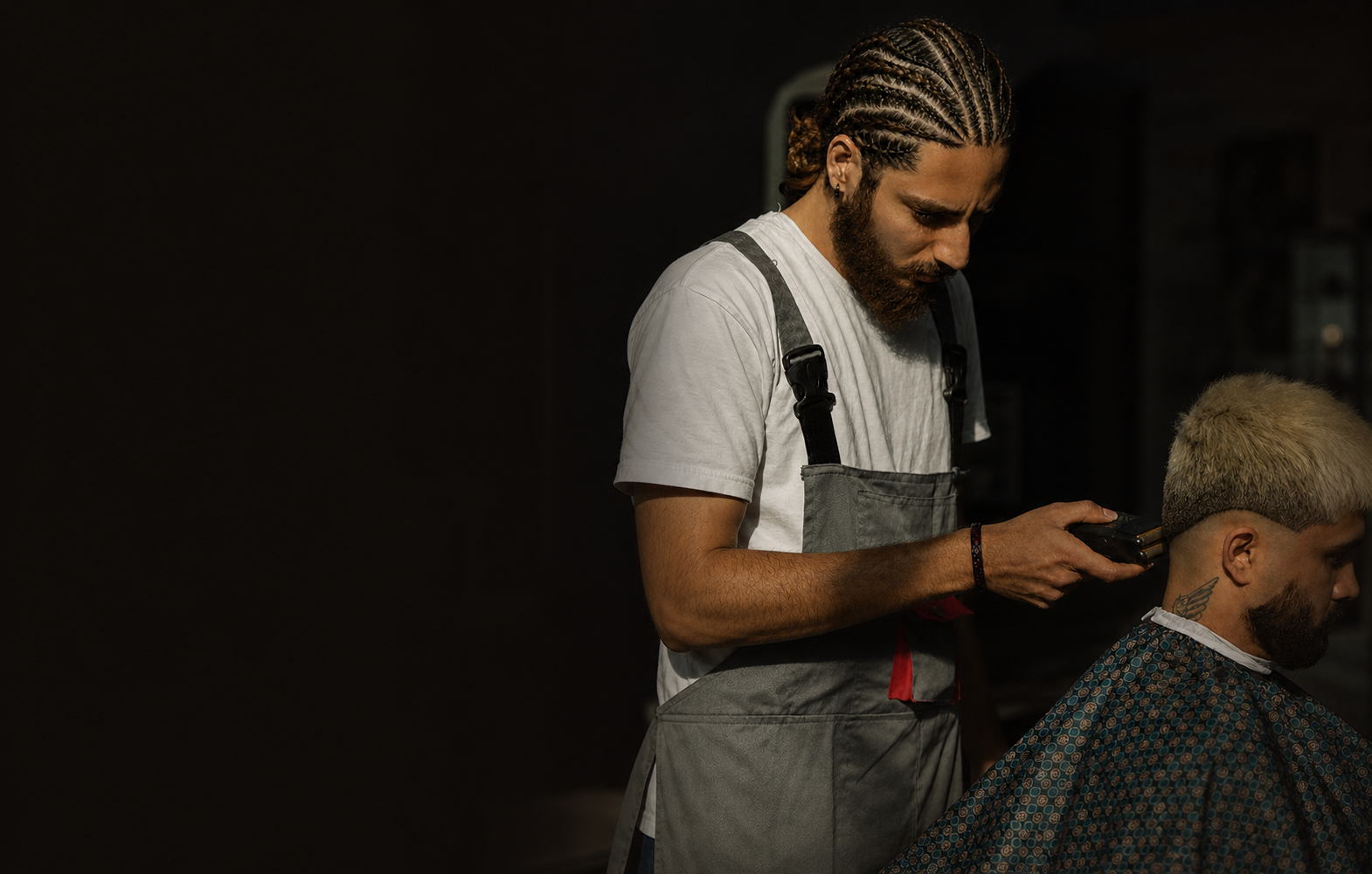 Barbero realizando un corte a un cliente